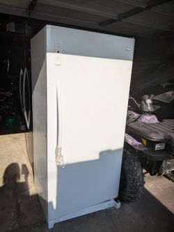 Upright freezer 31w 6ft h