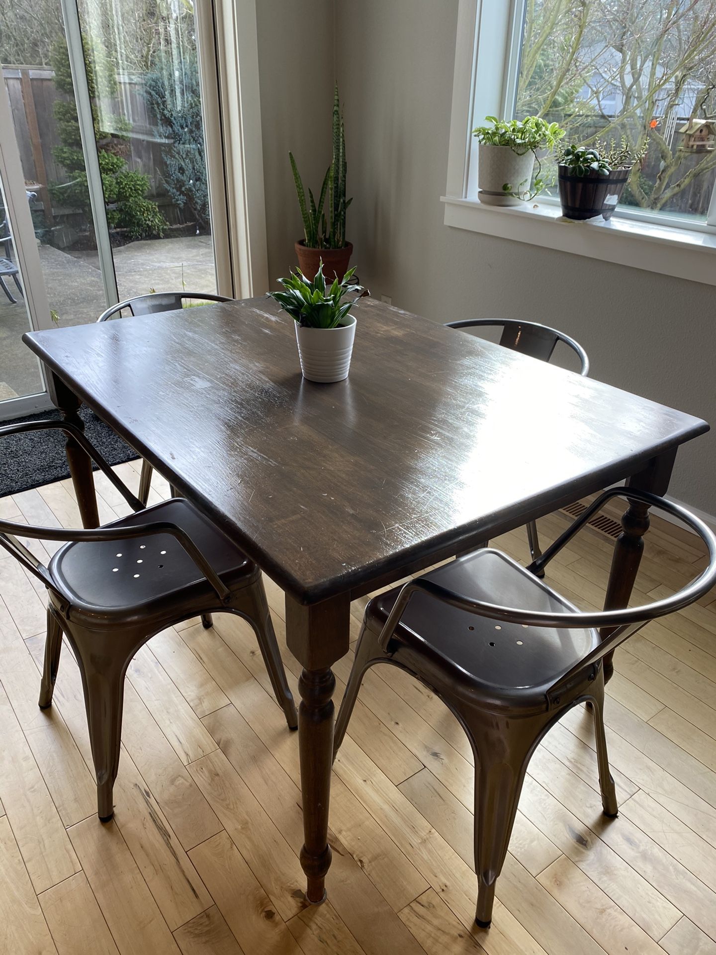 Wooden table w/ 6 gray metal chairs