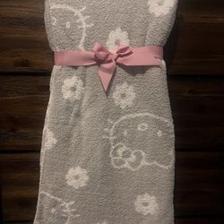  Hello Kitty Reversible Throw Blanket   