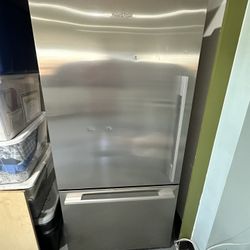 Fisher And Paykel 32’’ Bottom Mount Fridge With ActiveSmart  And Fast Freeze