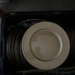 gold chargers / dinner plates / party decor