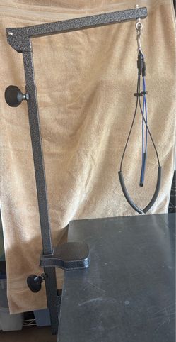 Adjustable dog grooming arm
