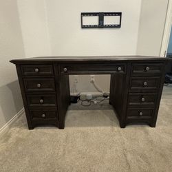 Desk With Key