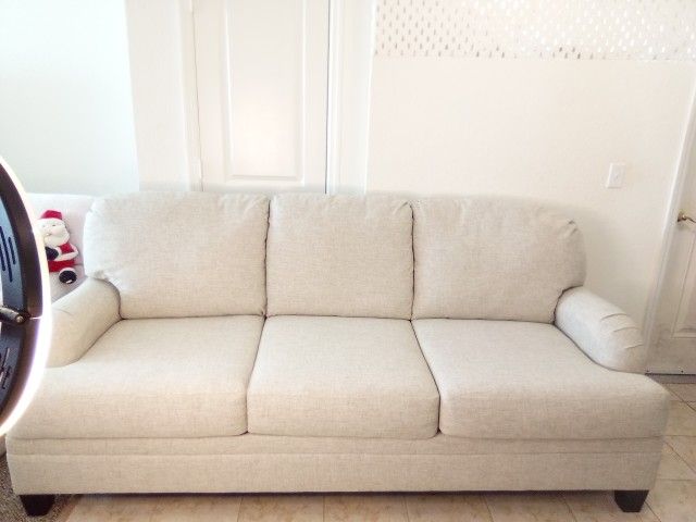 Luxury SOFA set FOR SALE NEW CONDITION NON SMOKING 🚭  BEAUTIFUL LUXURY FURNITURE 