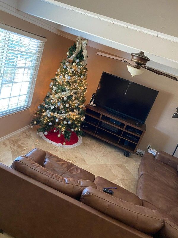 ASHLEYS LEATHER SECTIONAL COUCH