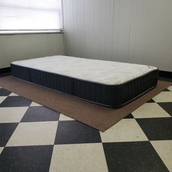 Twin size mattress - can DELIVER almost anywhere for $20 extra - gently used and in LIKE NEW condition 😍