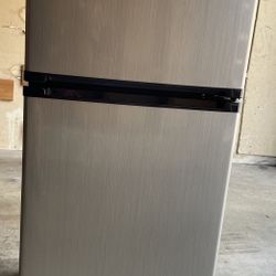 Magic Chef Refrigerator/Freezer 4.3 cu. ft.