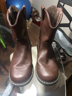 Boys boots size 4