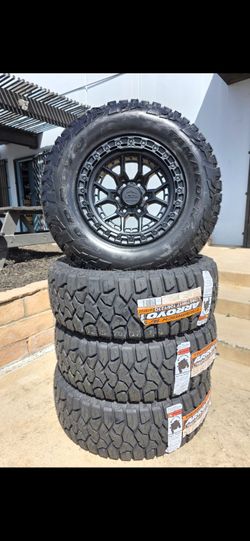 17" LOCK Commando w/ 33" Ridgecrawler RT tires