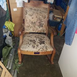 Antique Rocking Chair (KARPEN)