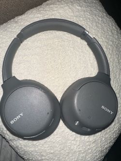 Sony wireless Bluetooth, noise cancellation headphones, great condition
