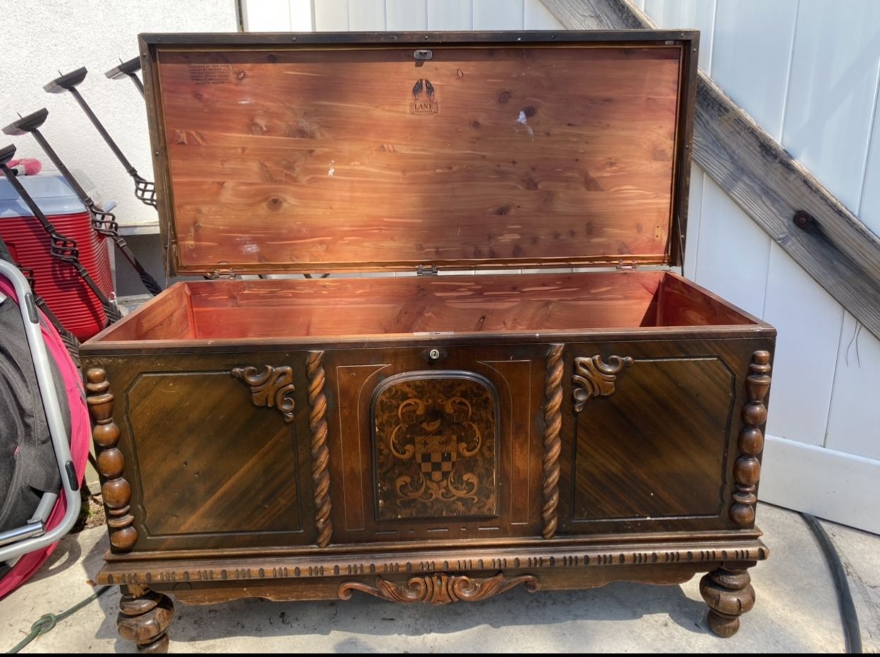 100 Year Old Cedar Chest (1 Leg Needs Repaired