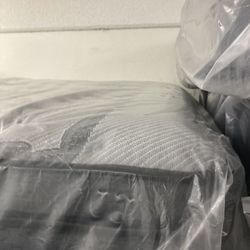 Queen SEALY Posturepedic Mattress 