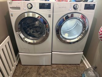 washer and dryer w/pedestals