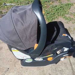 !! Baby Carseat  Chicco  Manufacturer Date 2022