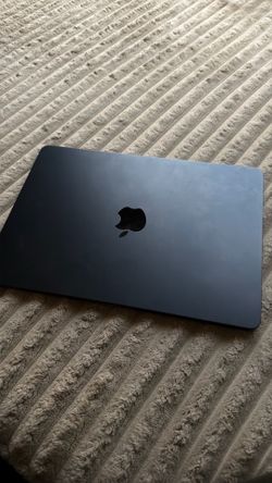 MacBook Air m2 (2022, 8GB ram, 256 gb ssd)