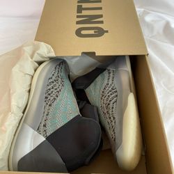 YEEZY QNTM BOOST Size 6 Men or 7 Women