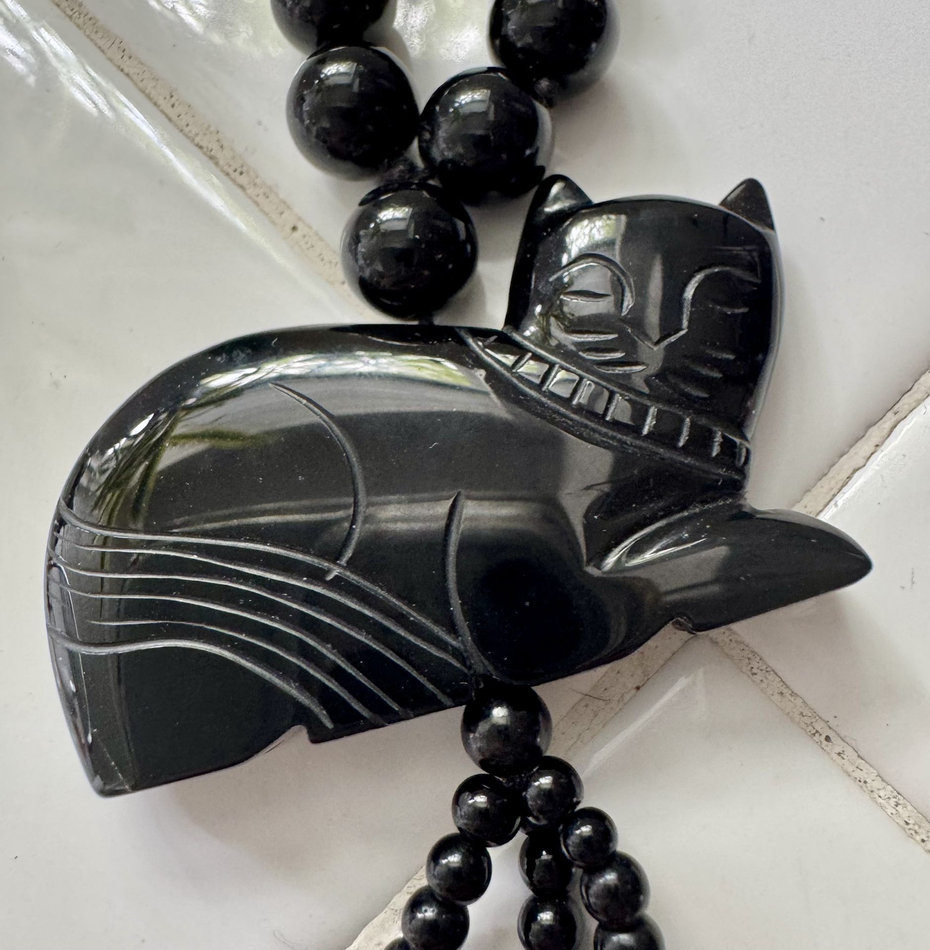 Vintage Jet-Black Onyx/Jade Carved Sleeping Cat Necklace Beaded 18” Long.  No clasp