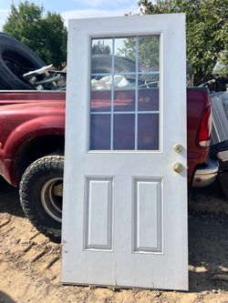 Puerta de exterior.  Tiene sus llaves