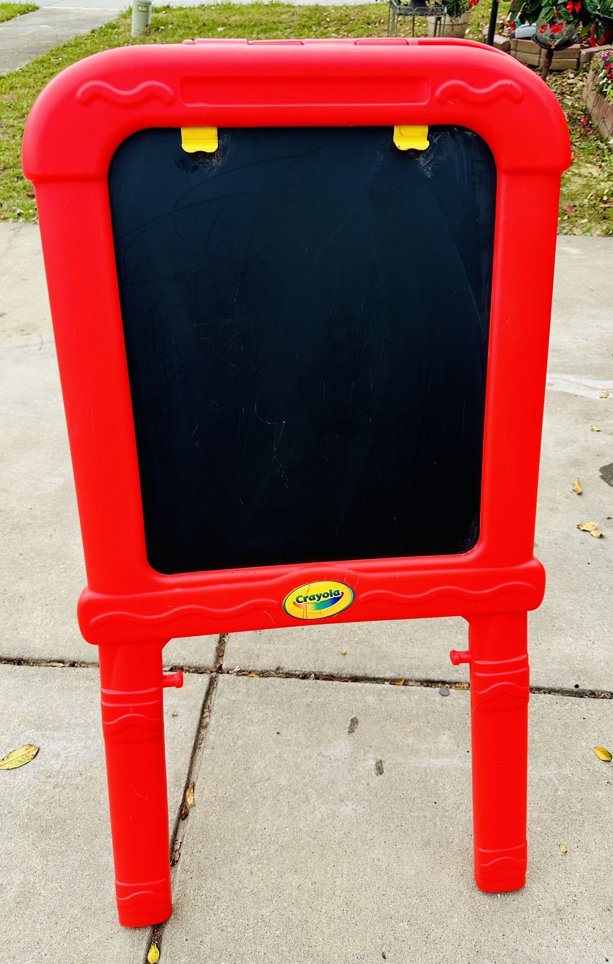 Crayola Deluxe Magnetic Double-Sided Easel