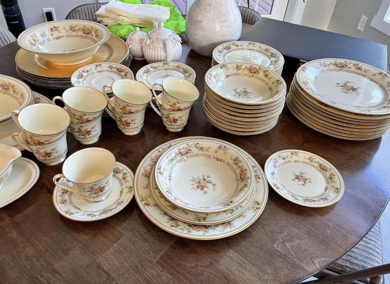Vintage Dish Set 64 Piece for Sale in Everett, WA OfferUp