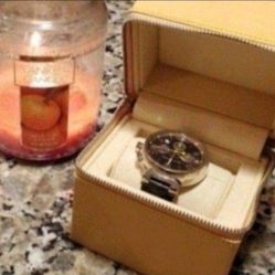 Louis Vuitton Automatic Men's Wrist Watch features a Luxurious Design with an Authentic Leather Strap