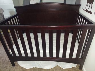 Crib with mattress and sheets