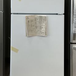 Hotpoint 15.6 cu. ft. Top-Freezer Refrigerator