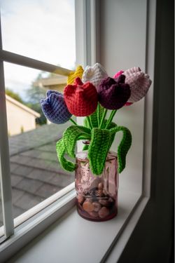 Handmade Crochet Tulip Bouquet – 8 Flowers, Vase Included 🌷