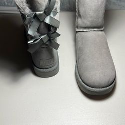UGG Grey Bailey Bow II Boots – Size US 9 / EU 40