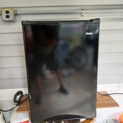 Haier REFRIGERATOR 2.7cu Ft