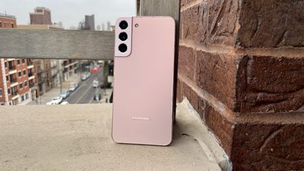 📱 Galaxy S22 – Compact Size, Flagship Power!