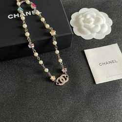 This is a versatile women's necklace.