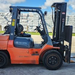 Toyota Forklift 8000 Lbs Capacity Pneumatic Tires 