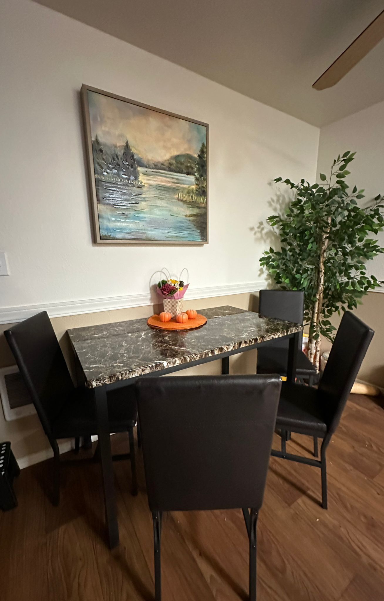 Modern 4-Piece Dining Table Set / Excellent Condition!