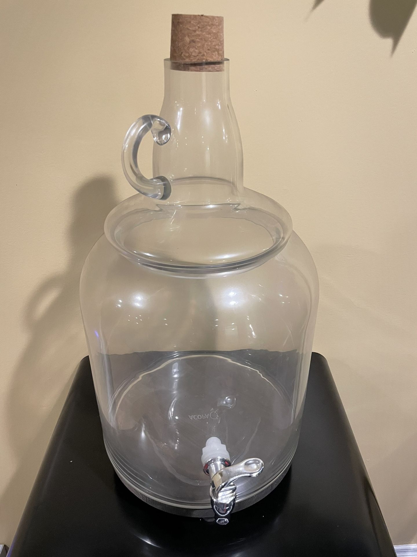 Acopa 4 Gallon Growler Glass Beverage Dispenser with Cork Lid and Wood Base