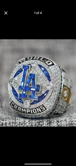 Dodgers champions World Series ring 2020 with the box