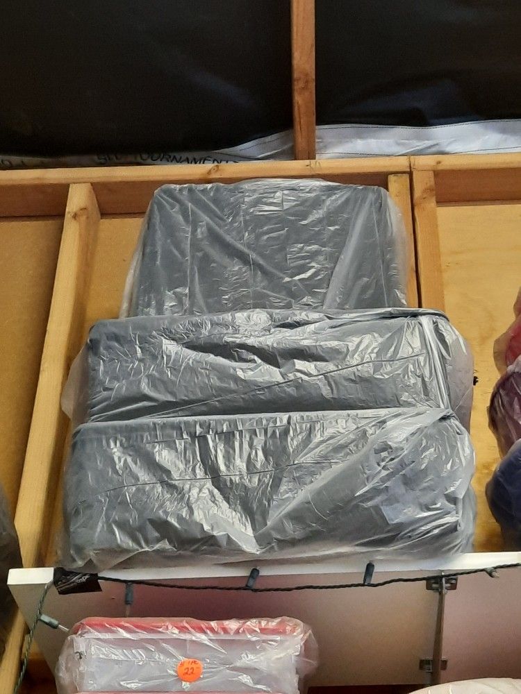 New Tupperware Lg Square $55.00 Each Bilingual Hablo Español