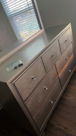 Queen Glam Dresser
