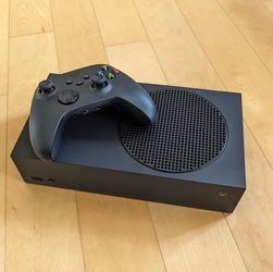 Xbox Series S 1TB Carbon Black Bundle – Controller, Battery Pack & RGB Keyboard