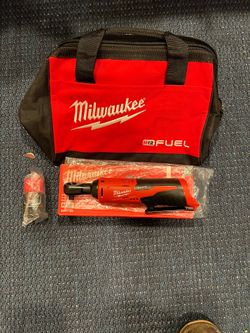 Milwaukee 3/8 inch ratchet one battery and duffel bag