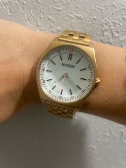 Nixon The crew “roll deep” gold watch
