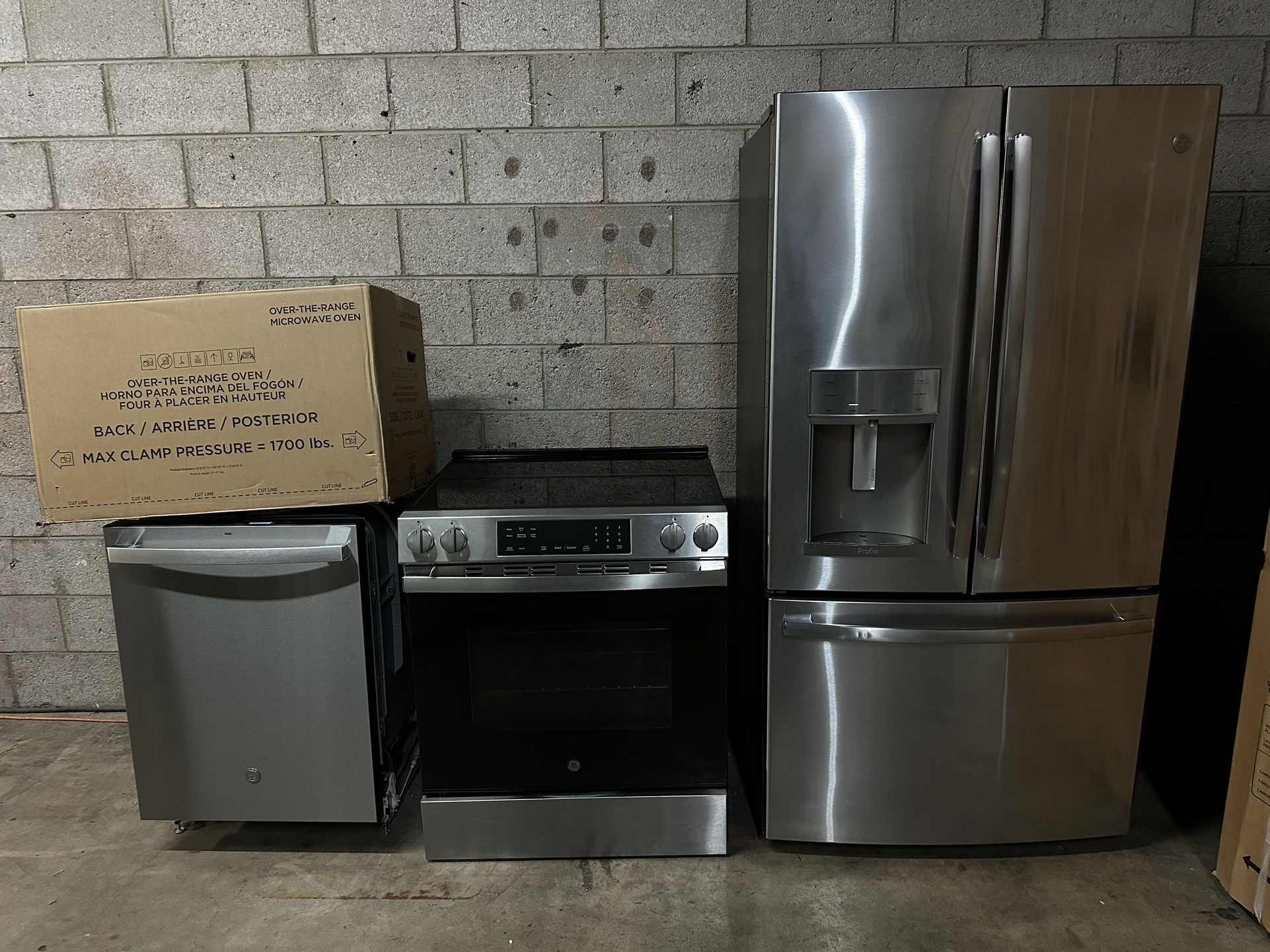BEAUTIFUL GE STAINLESS STEEL KITCHEN APPLIANCE SET LIKE NEW