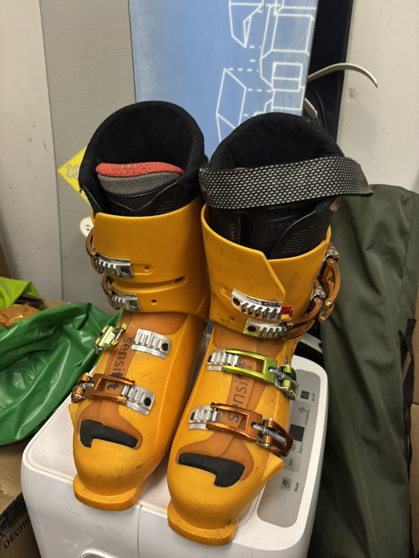 LOW PRICE MOVING- SALOMON $400 RETAIL MENS SKI BOOTS