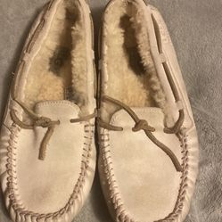 Great For Winter Ugg Brand Slippers Perfect For Women And Youth Size 7