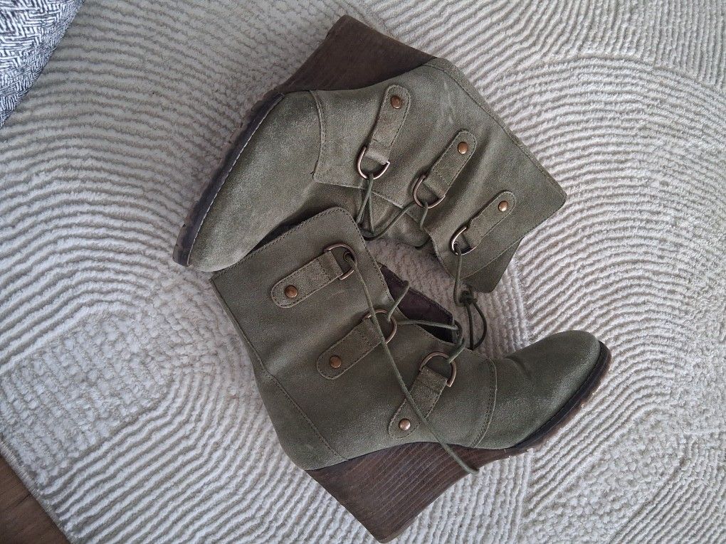 9.5 SUEDE WEDGES BOOTS