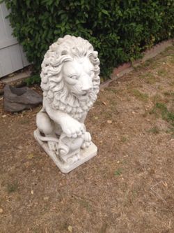 Lawn Statue - Lion