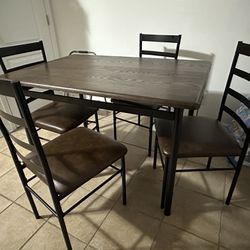 Table With 4 Chair Set