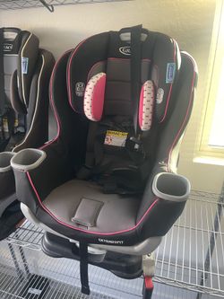 Two Graco Extend2Fit® Convertible Car Seats like new