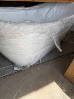 White Freestanding Bathtub New in Packaging